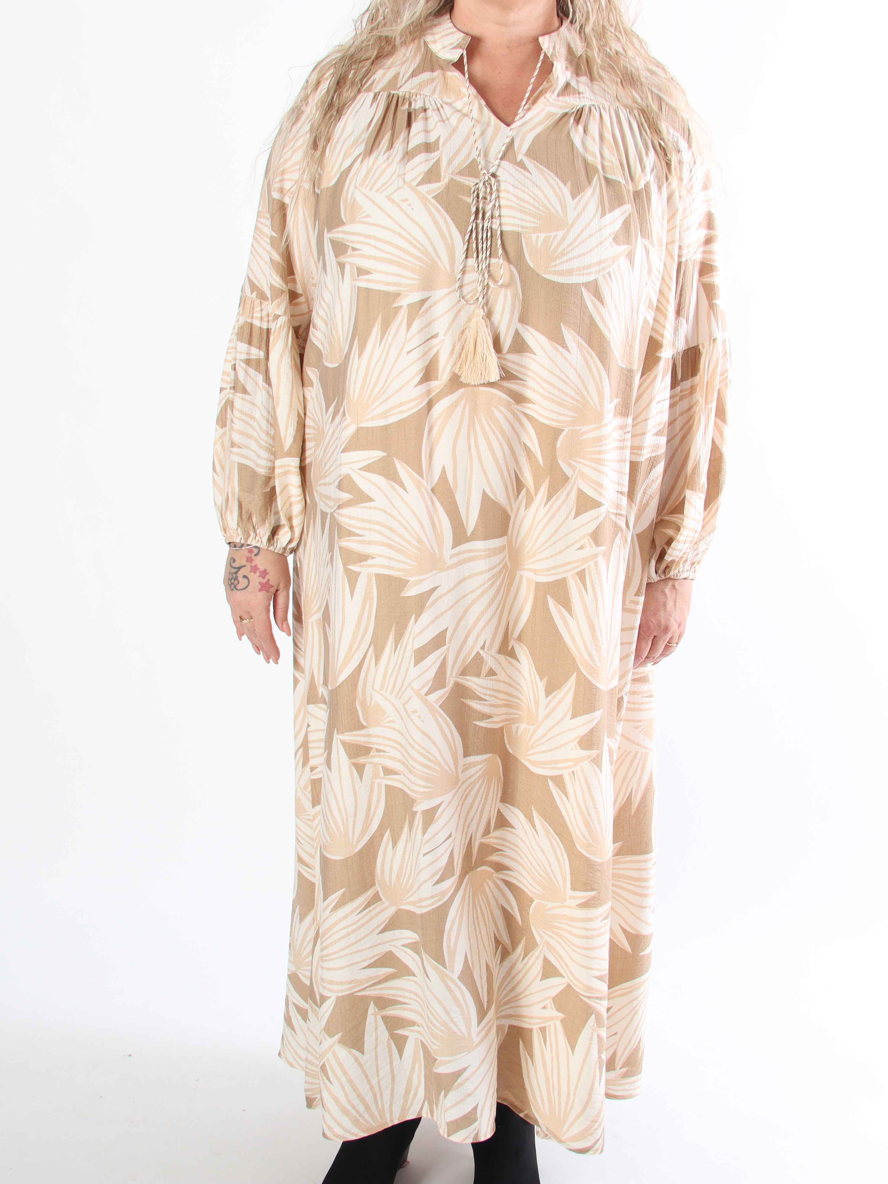 Emma - Söt lång boho viskos klänning i plus size